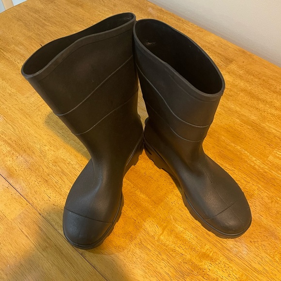 Women’s size 6 black rubber rain boots brand new never worn - Picture 1 of 3